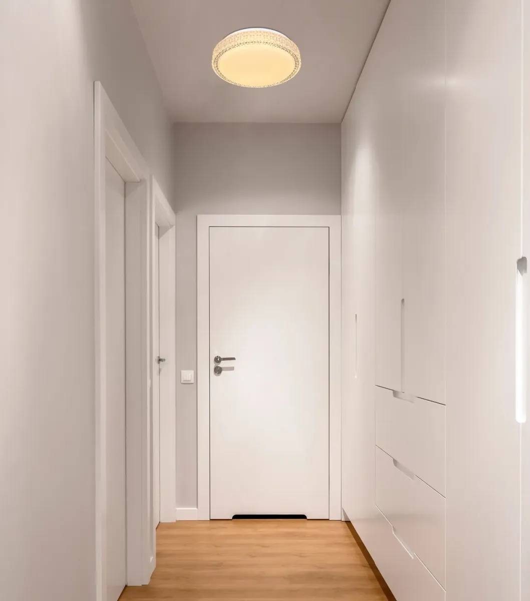 Ovi Ø30 Blanco plafón De Globo Lighting - Kombinationen av vit metall, glittrande dekordetaljer och klara plastkristaller g&ouml;r den till en riktig blickf&aring;ngare.