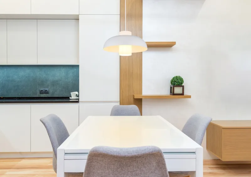 Lowe Ø38 Blanco Lámpas de techo De Globo Lighting - Den runda sk&auml;rmen i mattvit metall ger ett elegant och tidl&ouml;st uttryck, medan den cylinderformade sk&auml;rmen i opalglas sprider ett mjukt och behagligt ljus.