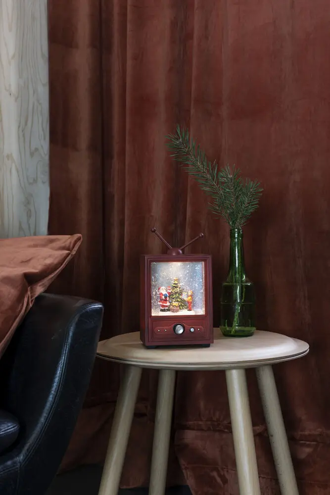 Linterna Rellena De Agua Con Forma De Televisor Marrón De Konstsmide - Esta linterna llena de agua con forma de televisor retro muestra una escena atmosf&eacute;rica con Pap&aacute; Noel, un ni&ntilde;o y un &aacute;rbol de Navidad decorado.