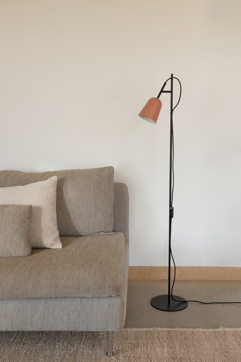 Studio Rosa lámpara de pie De Faro Barcelona - Studio es una elegante l&aacute;mpara de pie de Nahtrang, inspirada en el dise&ntilde;o cl&aacute;sico de los a&ntilde;os 50: atemporal y moderna a la vez.