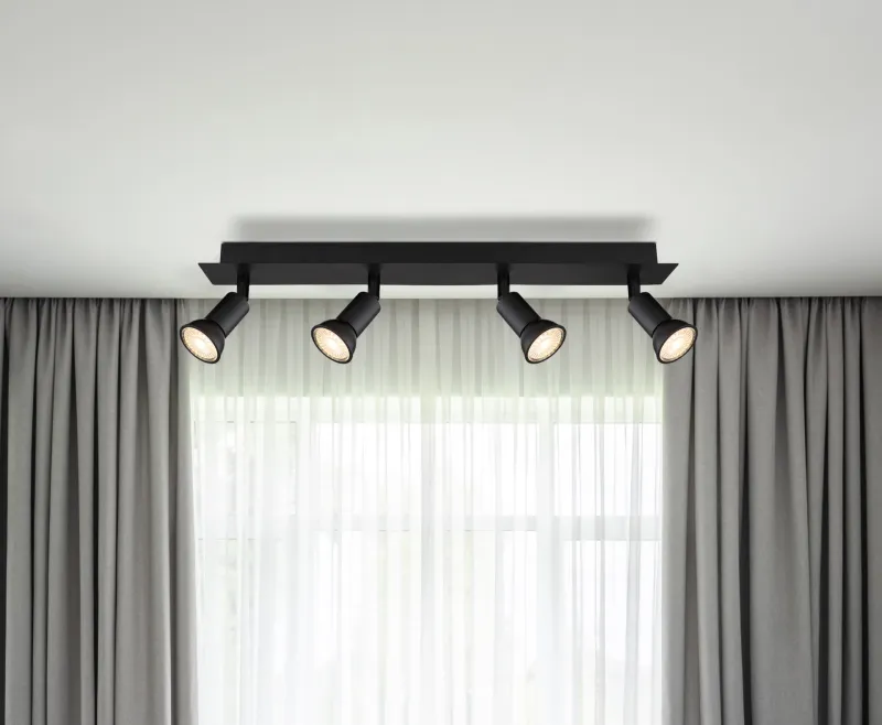 Drew 4 Negro foco de techo De Globo Lighting - Drew &auml;r en stilren takspotlight som imponerar med sin enhetliga svarta design.