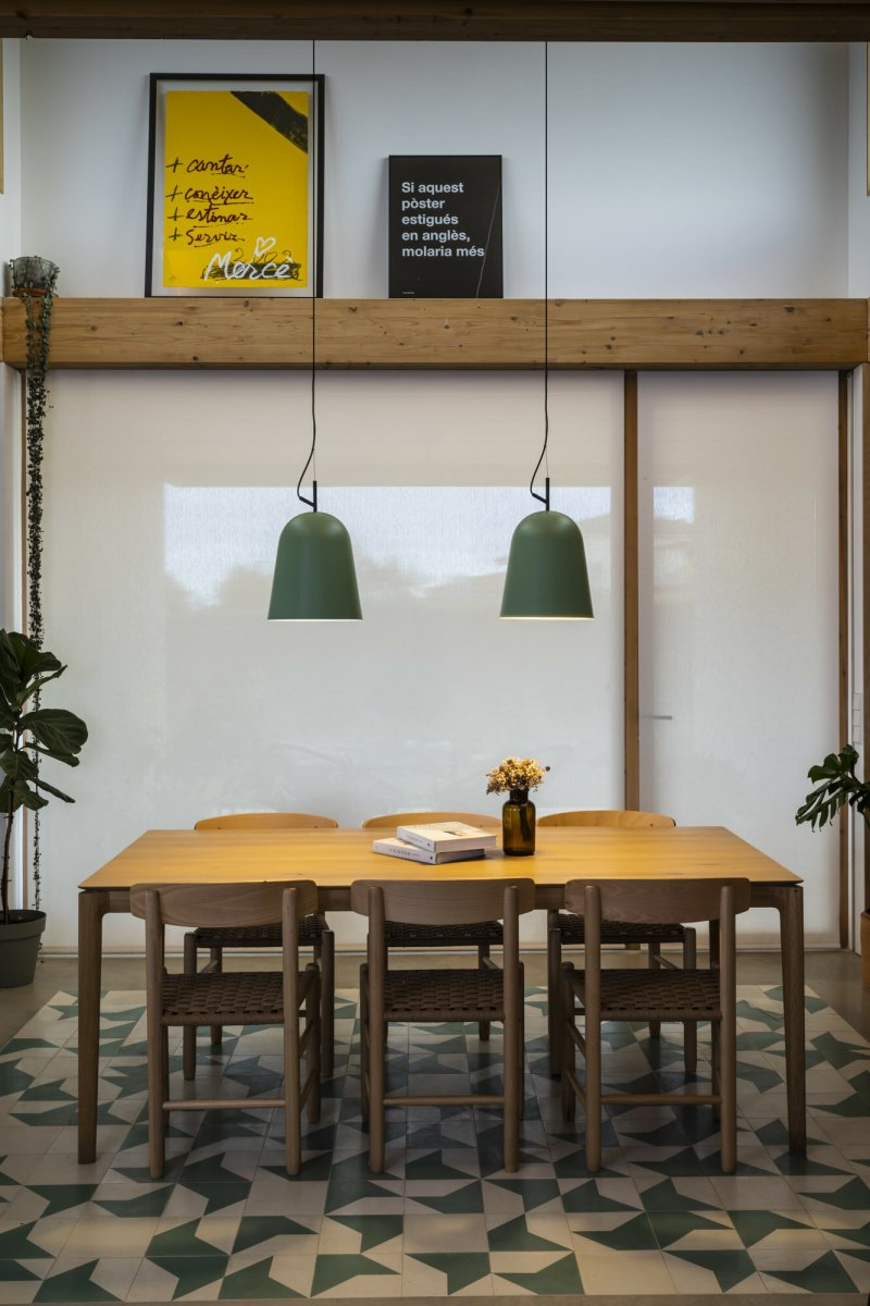 Studio Ø30 Verde Lámpas de techo De Faro Barcelona - Studio es una elegante l&aacute;mpara colgante verde dise&ntilde;ada por Nahtrang, inspirada en las l&iacute;neas cl&aacute;sicas de los a&ntilde;os 50: una est&eacute;tica atemporal con un toque vintage moderno.