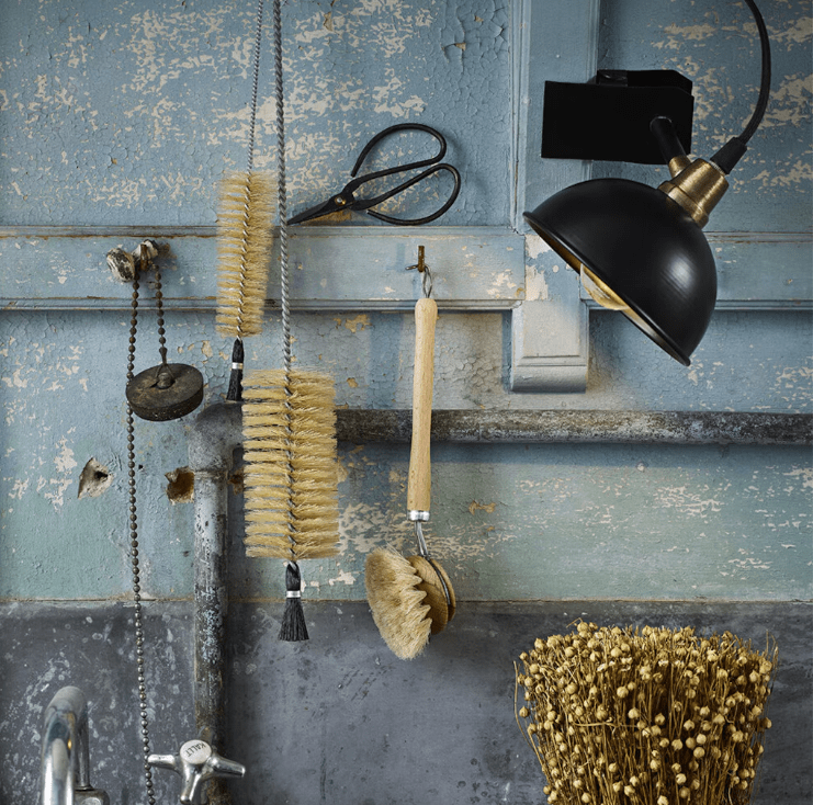 Pelle Negro lámpara de pinza De Strömshaga - L&aacute;mpara de mesa que se puede fijar al cabecero, al alf&eacute;izar de una ventana o al borde de una mesa o estanter&iacute;a.