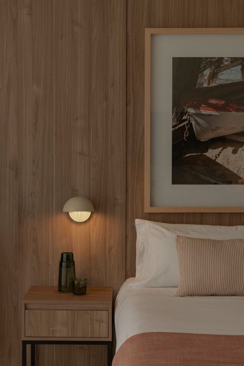 Matilda Ø17 Beige lámpara de lectura De Faro Barcelona - Su pantalla giratoria y altura ajustable permiten una iluminaci&oacute;n flexible para diferentes necesidades, desde una iluminaci&oacute;n ambiental hasta una luz focalizada.