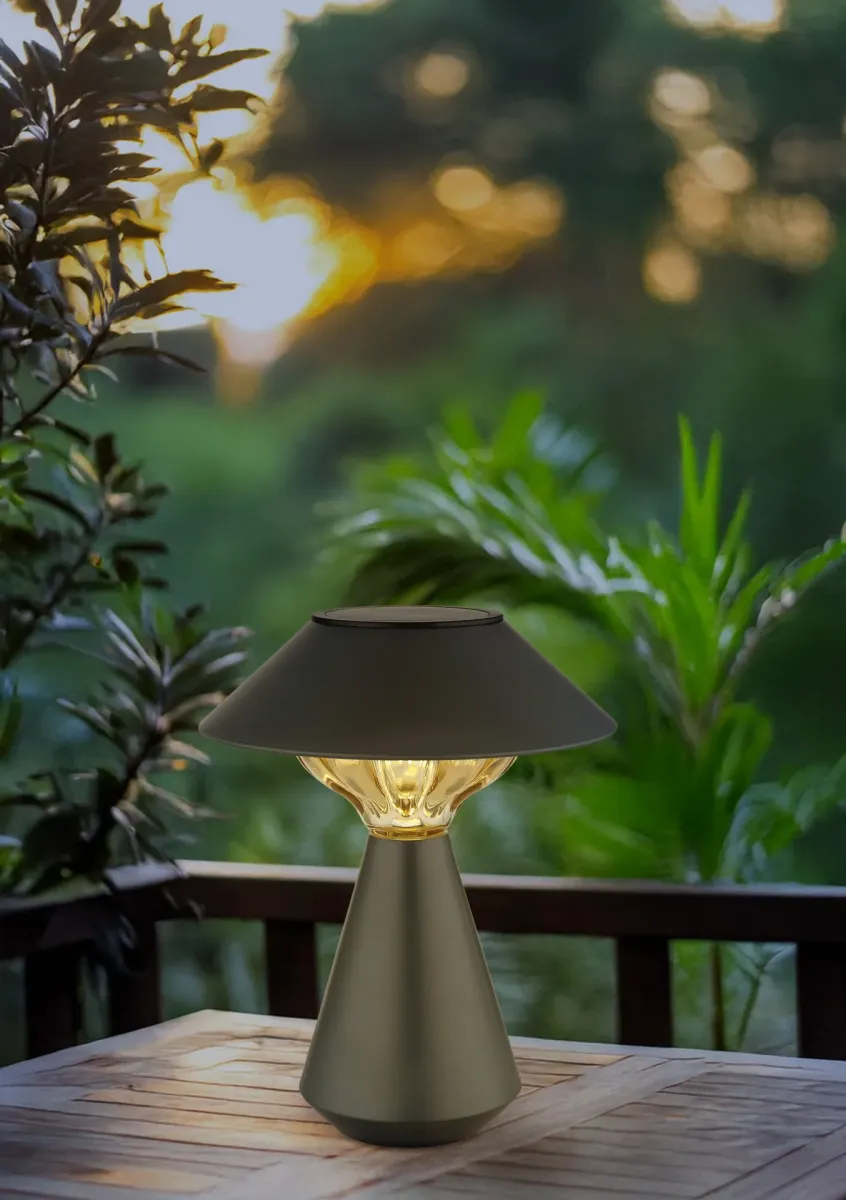 Cup LED Antracita lámpara solar De Globo Lighting - Den diskreta designen sm&auml;lter in i alla milj&ouml;er och med IP44-klassning &auml;r den t&aring;lig mot v&auml;der och vind.