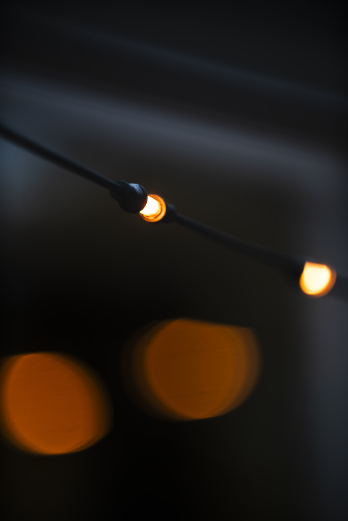 Guirnalda De Luces Adicional Amber 6m Negro De Konstsmide - F&aacute;cil de conectar y perfecto para crear luces de cadena m&aacute;s largas para fiestas, d&iacute;as festivos o decoraciones de jard&iacute;n.