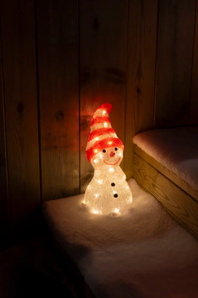 Muñeco De Nieve De Acrílico ROJO De Konstsmide - Alegre mu&ntilde;eco de nieve de acr&iacute;lico con 32 luces LED de color blanco c&aacute;lido para iluminar la oscuridad del invierno.