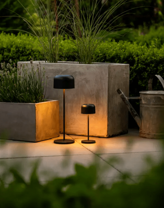 Lille 20cm Negro portátil De Konstsmide - La lámpara está equipada con un regulador táctil para que puedas ajustar el brillo y la temperatura del color desde luz amarilla cálida hasta luz blanca cálida.