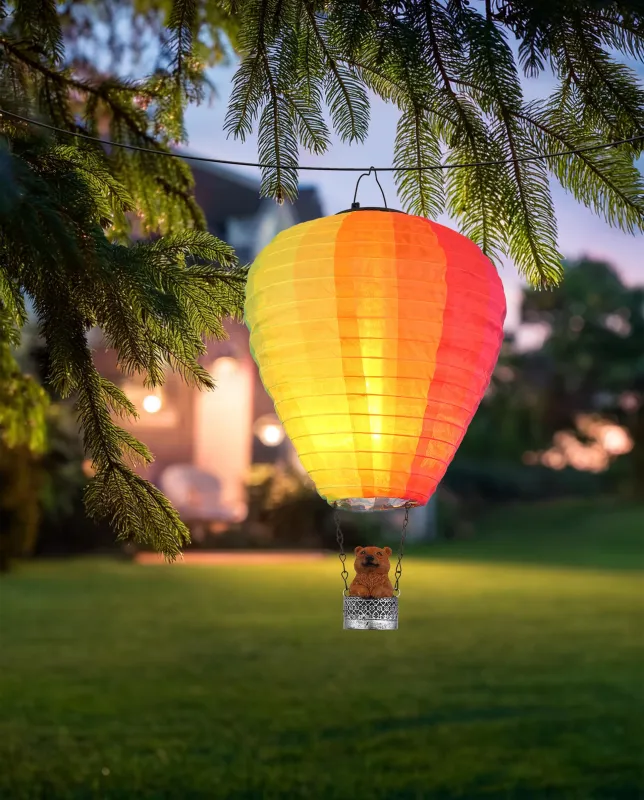 Balloon Multicolor lámpara solar De Globo Lighting - Skapa en lekfull k&auml;nsla i tr&auml;dg&aring;rden med Balloon, en solcellsdriven dekoration inspirerad av en luftballong med en bj&ouml;rn i korgen.