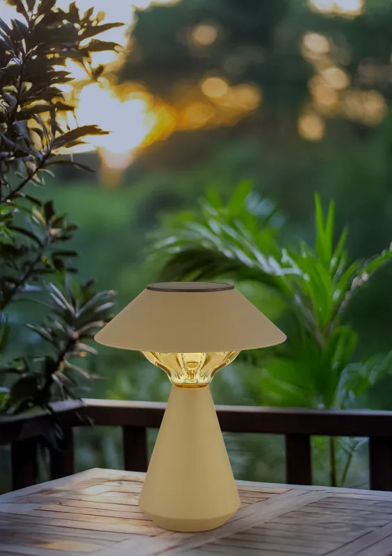 Cup LED Arena lámpara solar De Globo Lighting - Den diskreta designen sm&auml;lter in i alla milj&ouml;er och med IP44-klassning &auml;r den t&aring;lig mot v&auml;der och vind.