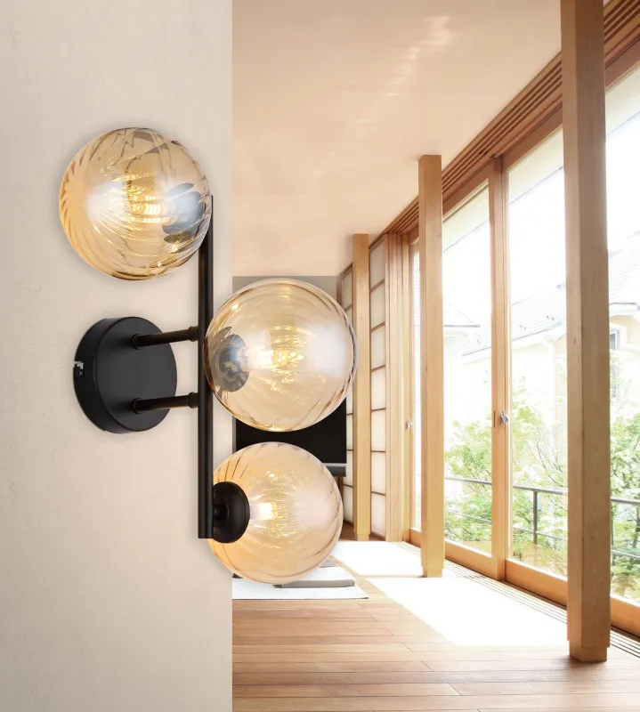 Conor 36cm Ámbar lámpara de pared De Globo Lighting - Conor v&auml;gglampa i mattsvart med amberf&auml;rgade glassf&auml;rer ger en modern och elegant touch till vilket rum som helst.
