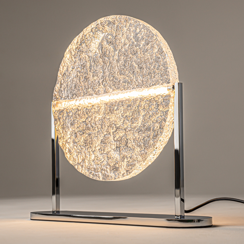 Mangata 30cm Transparente lámpara de mesa De Maytoni - Su base de metal cromado le confiere un aspecto elegante y exclusivo, mientras que la pantalla de acr&iacute;lico transparente con superficie texturizada difunde la luz de forma decorativa.