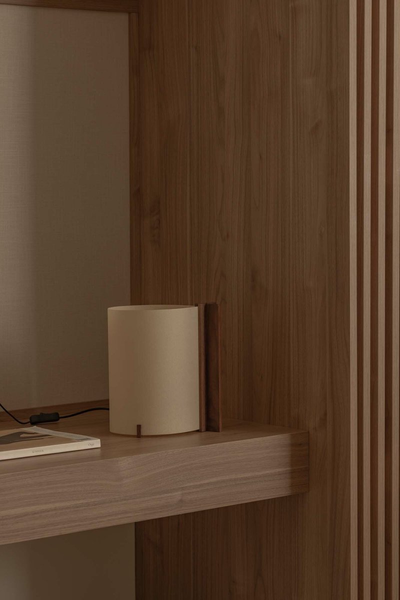 Cata 25cm Nuez lámpara de mesa De Faro Barcelona - Cata es una elegante l&aacute;mpara que combina un dise&ntilde;o atemporal con una funcionalidad respetuosa con el medio ambiente.