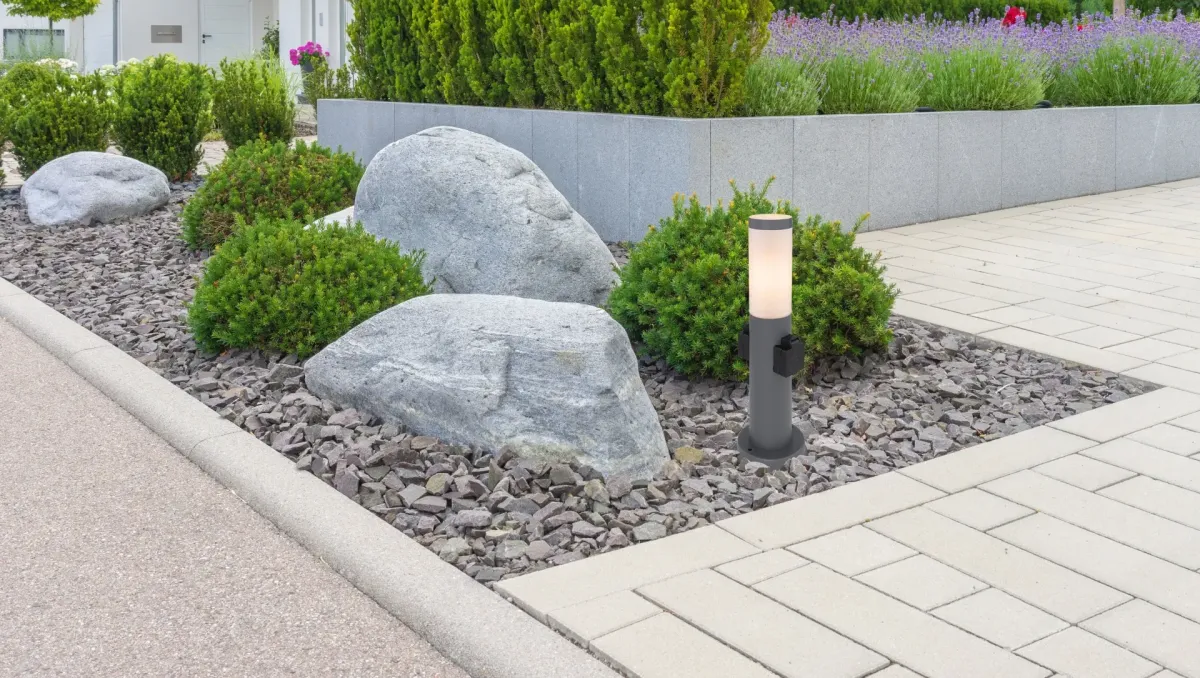 Boston 45cm Antracita balizas De Globo Lighting - Tillverkad i rostfritt st&aring;l med en opalvit plastsk&auml;rm ger den ett mjukt och behagligt ljus.