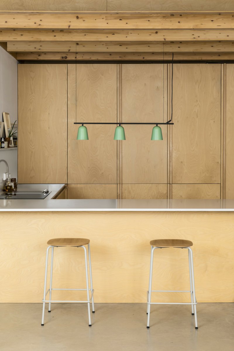 Studio 92cm Verde Lámpas de techo De Faro Barcelona - Studio se integra a la perfecci&oacute;n tanto en espacios modernos como en oficinas de dise&ntilde;o, combinando funcionalidad y est&eacute;tica.