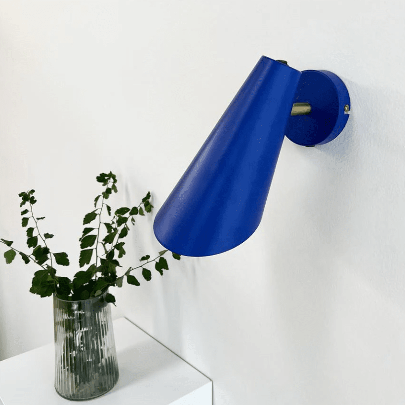 Cale 25cm Azul lámpara de lectura De Dyberg Larsen - Esto la convierte en una l&aacute;mpara ideal para la mesita de noche o para leer junto a la ventana.