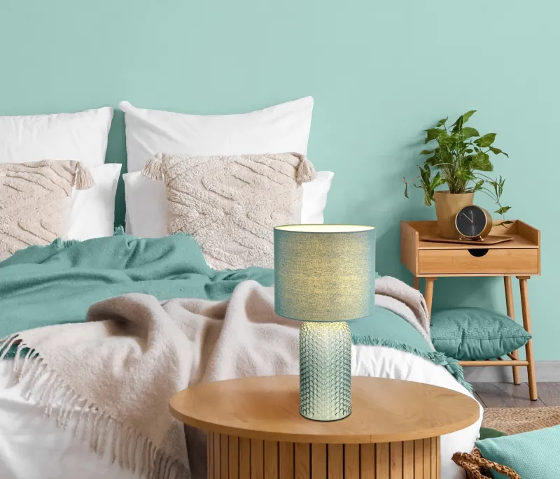 Sofia 50cm Verde lámpara de mesa De Globo Lighting - Bordslampan Sofia imponerar med sin eleganta kombination av en texturerad glaskropp och en cylindrisk textilsk&auml;rm i lyxig gr&ouml;n ton.
