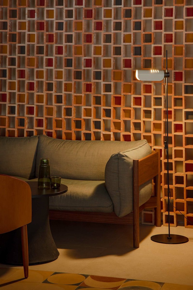 Martinica Beige lámpara de pie De Faro Barcelona - La pantalla, que evoca una hoja ondulada, envuelve suavemente la fuente de luz y proporciona una luz rica y funcional en cualquier estancia.