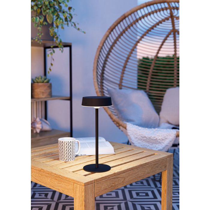 Simeri 30cm Negro lámpara solar De Eglo - Simeri es una elegante l&aacute;mpara de mesa que funciona con energ&iacute;a solar y que combina forma y funci&oacute;n para uso en interiores y exteriores.