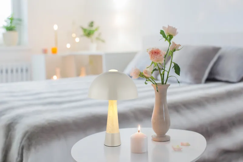 Paulin 36cm Gris lámpara de mesa De Globo Lighting - Den runda kroppen i matt gr&aring; metall med tr&auml;look ger ett stilfullt och naturligt uttryck samtidigt som den &auml;r h&aring;llbar och l&auml;tt att reng&ouml;ra.