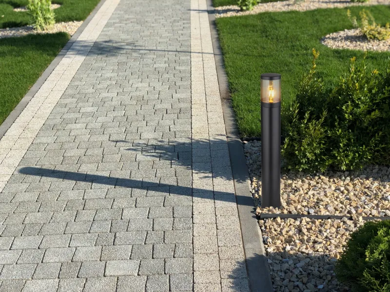 Xeloo 80cm Negro balizas De Globo Lighting - Tillverkad i rostfritt st&aring;l med en r&ouml;kf&auml;rgad plastsk&auml;rm ger den ett mjukt och behagligt ljus.