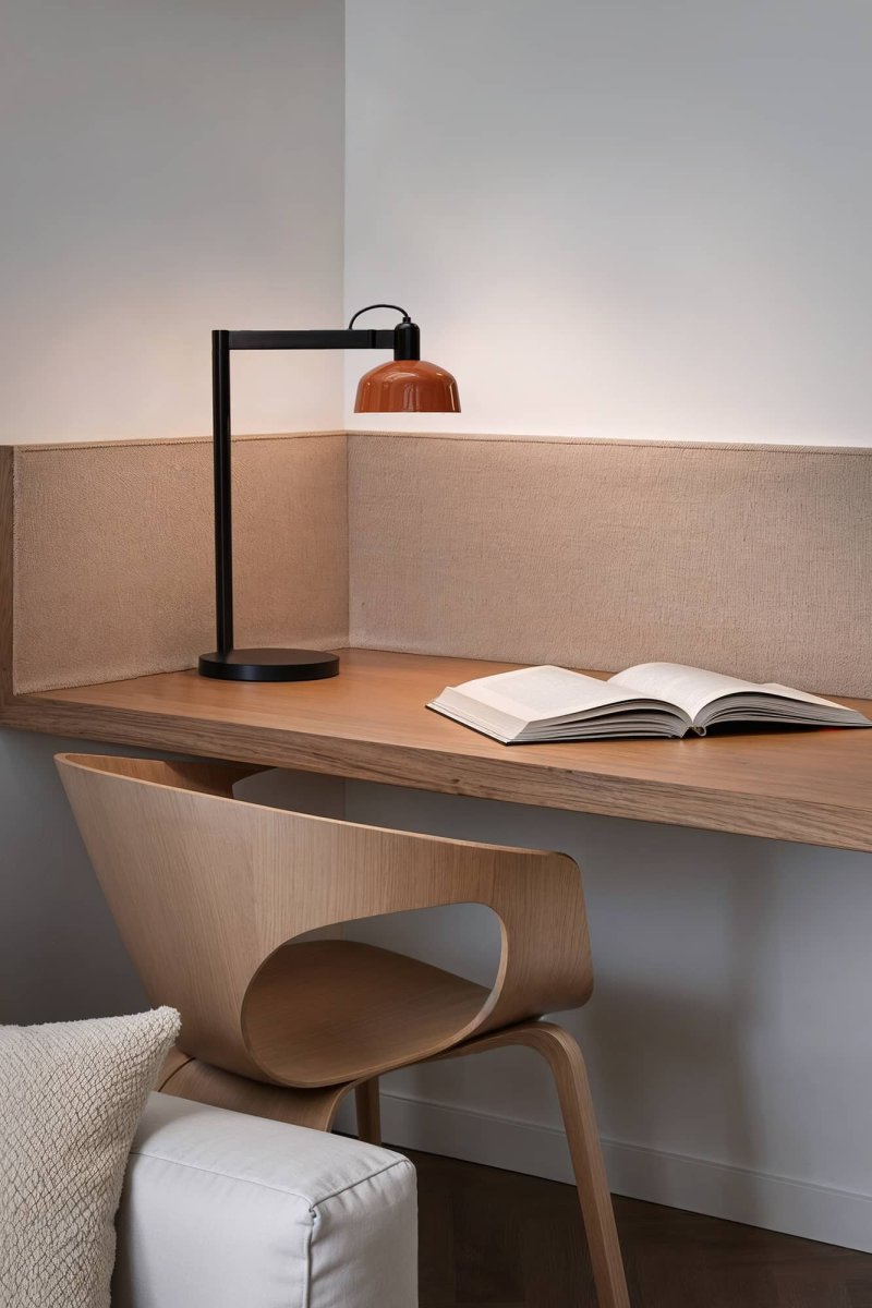 Tatawin 58cm Rojo anaranjado lámpara de escritorio De Faro Barcelona - Tatawin es una lámpara de mesa con estructura negra y pantalla metálica rojiza que proporciona una luz direccional y focalizada.