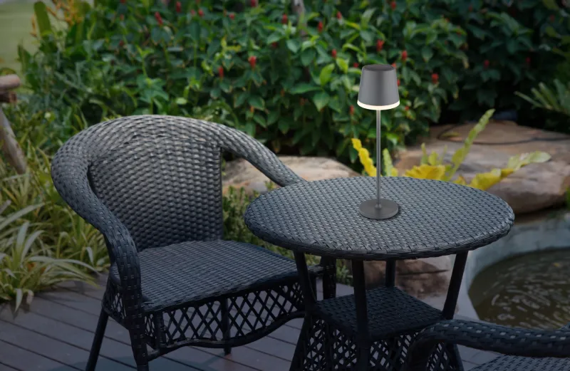 Bordslampa LED Antracita lámpara solar De Globo Lighting - Den diskreta designen sm&auml;lter in i alla milj&ouml;er och med IP44-klassning &auml;r den t&aring;lig mot v&auml;der och vind.