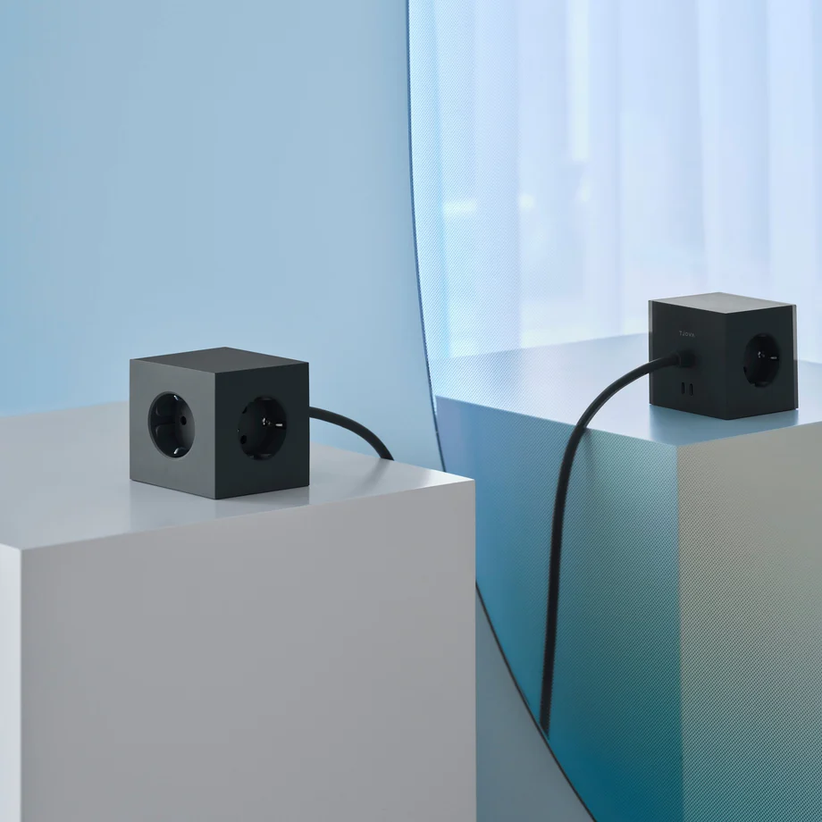 Square 1 with 30W Dual USBC & Magnetic base, 3m Negro De Avolt - Regleta de enchufes de dise&ntilde;o elegante de Avolt con un cable largo de PVC, un cubo de pl&aacute;stico reciclado y una placa magn&eacute;tica en la parte inferior para colgar en la pared.