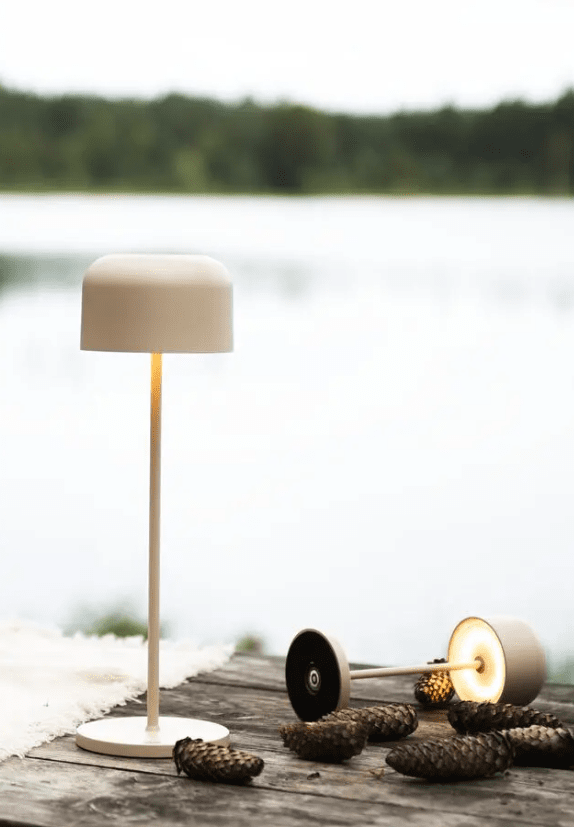 Lille 36cm Arena portátil De Konstsmide - La l&aacute;mpara est&aacute; equipada con un regulador t&aacute;ctil para que puedas ajustar el brillo y la temperatura del color desde luz amarilla c&aacute;lida hasta luz blanca c&aacute;lida.