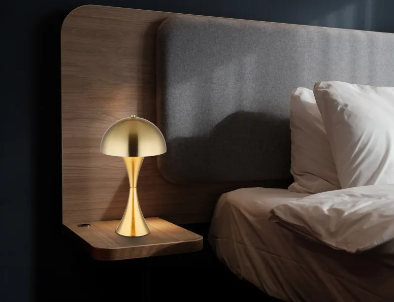 Dima 36cm Oro lámpara de mesa De Globo Lighting - Perfekt f&ouml;r moderna milj&ouml;er, d&auml;r den ger en sofistikerad touch samtidigt som den sprider behagligt ljus.