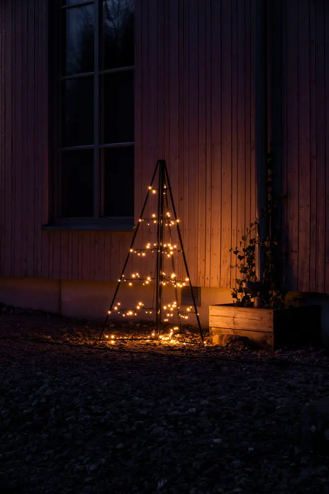 Decoración Metálica Pirámide 120cm Negro De Konstsmide - Con 171 luces LED de color &aacute;mbar c&aacute;lido, difunde un brillo elegante y crea una atm&oacute;sfera m&aacute;gica.