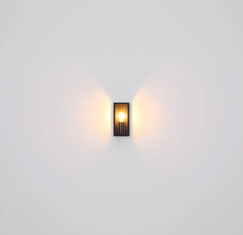 Logana Negro lámpara de exterior De Globo Lighting - Med sin rektangul&auml;ra design och unika ljusspridning kombinerar den stil och funktion.