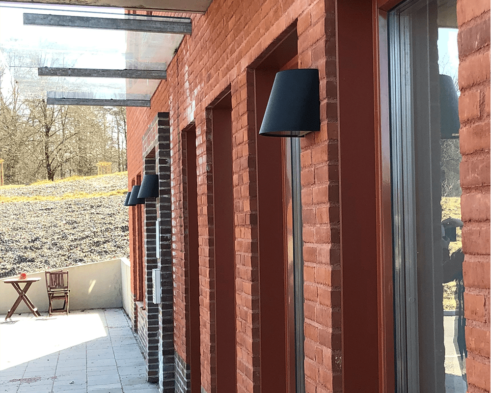 Mini Negro lámpara de exterior De Westal - La mini lámpara de pared está hecha de aluminio anodizado, tiene un recubrimiento de polvo negro y tiene una protección antideslumbrante de PET-G.