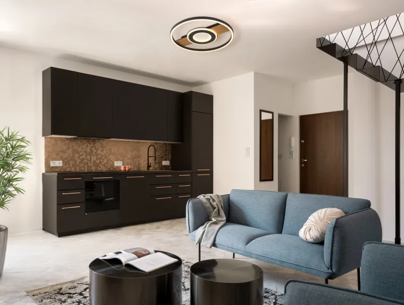 Pikara Ø40 Madera plafón De Globo Lighting - Den mattsvarta metallen tillsammans med tr&auml;looken skapar en stilfull balans mellan samtida design och naturlig estetik.