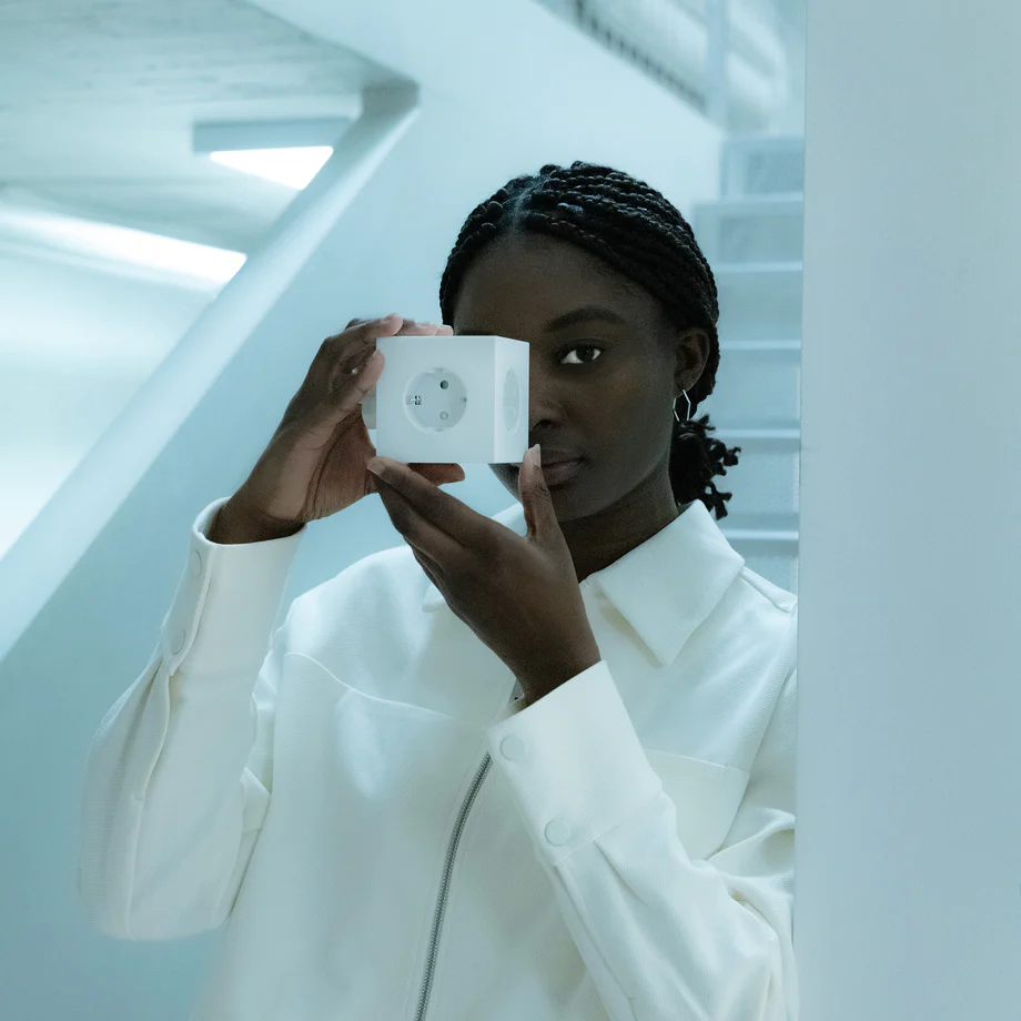 Square 2 Socket extender with 30W Dual USBC, Martinelli Luce edition Blanco De Avolt - Extensi&oacute;n de enchufe de Avolt con un dise&ntilde;o elegante, un cubo de pl&aacute;stico reciclado y una placa magn&eacute;tica en la parte inferior para colgar en la pared.