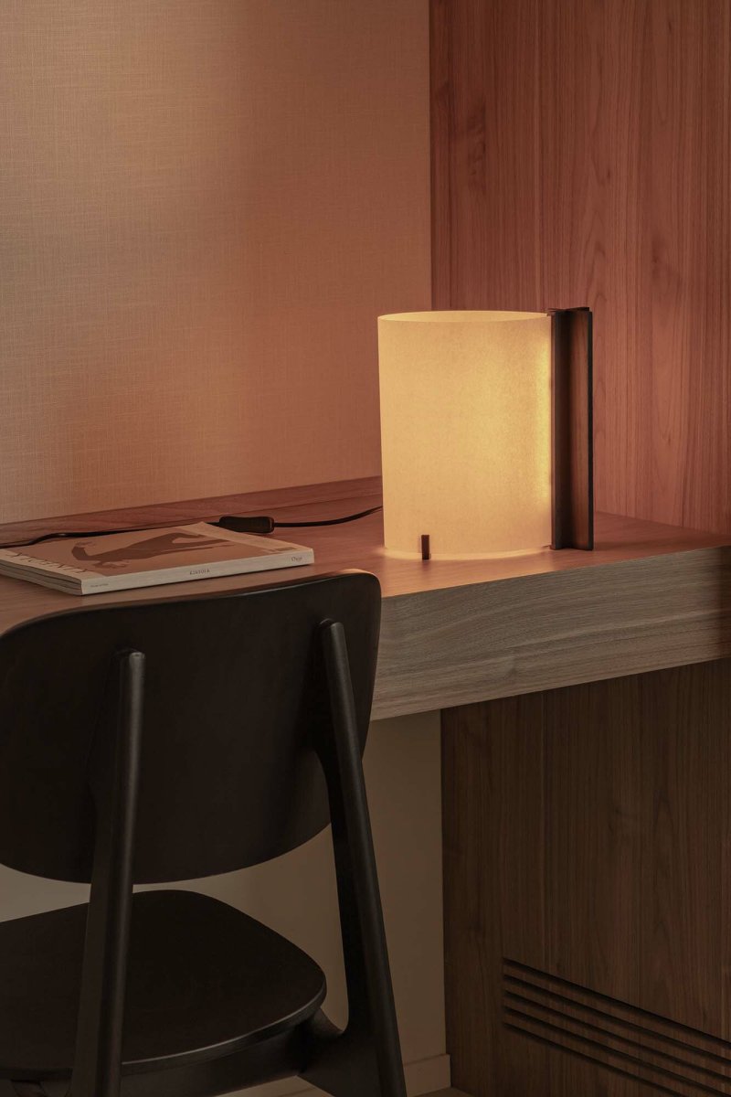 Cata 25cm Negro lámpara de mesa De Faro Barcelona - Fabricada con madera certificada y sostenible, Cata combina un sofisticado acabado negro con un claro enfoque en el medio ambiente.