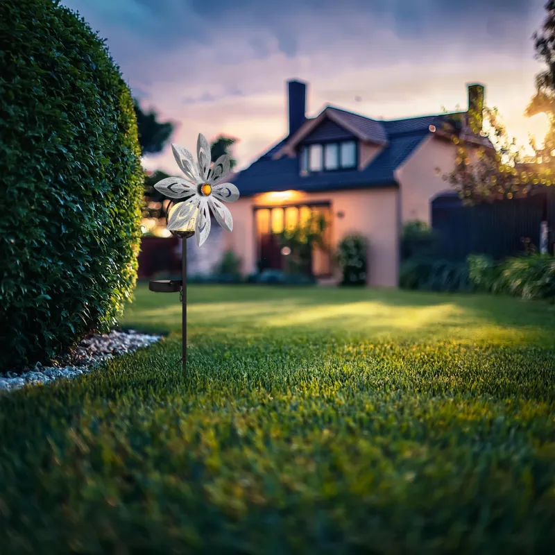 Wind Plata lámpara solar De Globo Lighting - De dekorativa bladen i silverfinish roterar med vinden och skapar en vacker r&ouml;relse, medan den inbyggda solcellsbelysningen lyser upp i m&ouml;rkret f&ouml;r en magisk effekt.