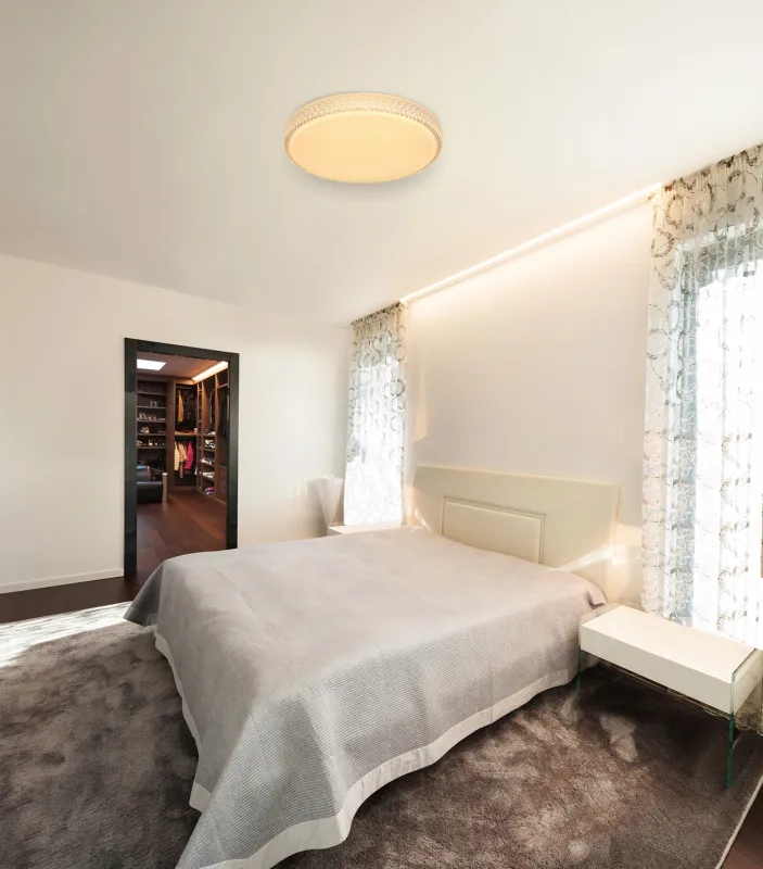 Ovi Ø60 Blanco plafón De Globo Lighting - Kombinationen av vit metall, glittrande dekordetaljer och klara plastkristaller g&ouml;r den till en riktig blickf&aring;ngare.