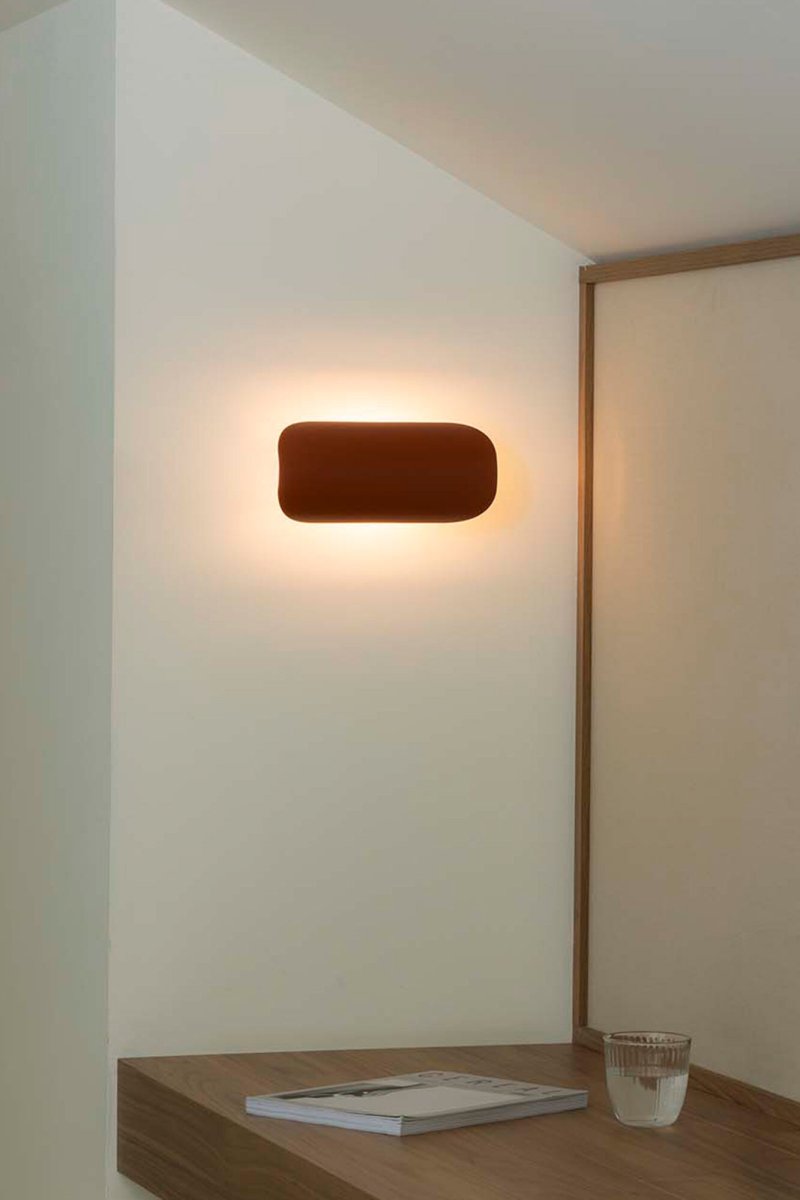 Novo 25cm Terracota lámpara de pared De Faro Barcelona - Est&aacute; fabricado en metal y se puede montar tanto vertical como horizontalmente, ideal para interiores vers&aacute;tiles.