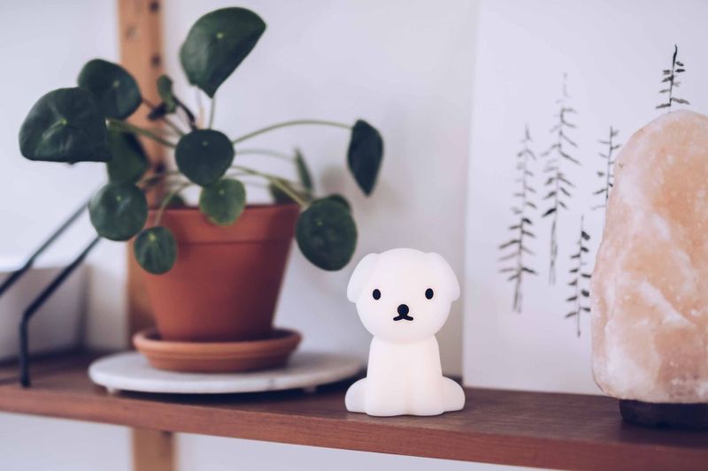 Bundle of Light - Snuffy Mini Blanco lámpara infantil De Mr Maria - Trae un poco de luz y alegría a tu día y a tu hogar con esta encantadora lámpara Snuffy.