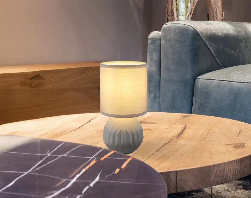 Sylas 23cm Gris lámpara de mesa De Globo Lighting - Den rundade keramiska basen i elegant gr&aring;tt och den matchande cylindriska textilsk&auml;rmen skapar en harmonisk och modern estetik.