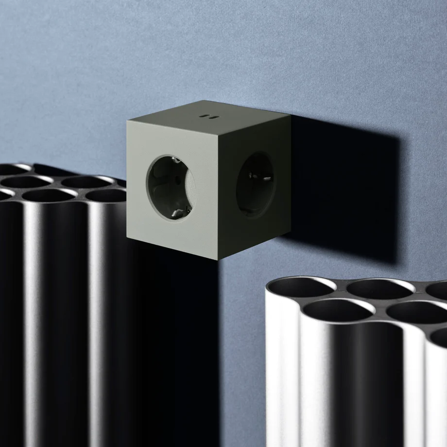 Square 2 Socket extender with 30W Dual USBC Verde De Avolt - Extensi&oacute;n de enchufe de Avolt con un dise&ntilde;o elegante, un cubo de pl&aacute;stico reciclado y una placa magn&eacute;tica en la parte inferior para colgar en la pared.