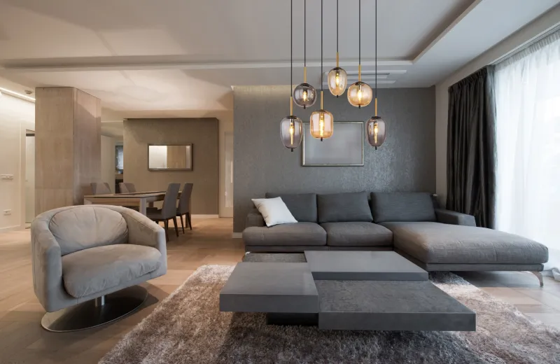 Blacky 80cm Ámbar Lámpas de techo De Globo Lighting - De sex r&ouml;k- och amberf&auml;rgade glasgloberna i olika former h&auml;nger fr&aring;n en svart, rektangul&auml;r takplatta och kan justeras upp till 120 cm fr&aring;n taket.