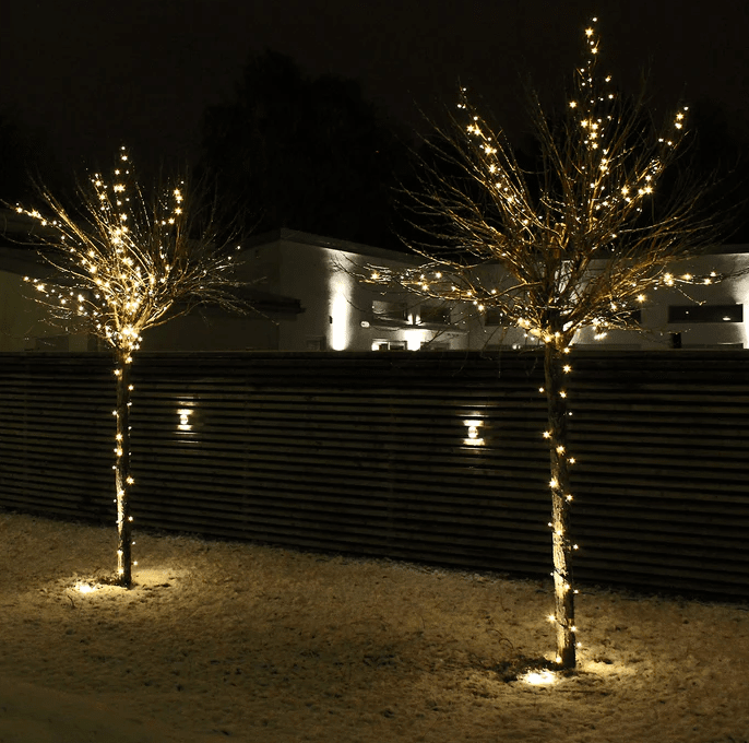 Twinky 10m Negro De Lightson - Twinky 10m es una guirnalda de luces decorativa que emite una c&aacute;lida luz blanca ambiental gracias a sus 100 peque&ntilde;as luces distribuidas uniformemente a lo largo de 10 metros de cable.