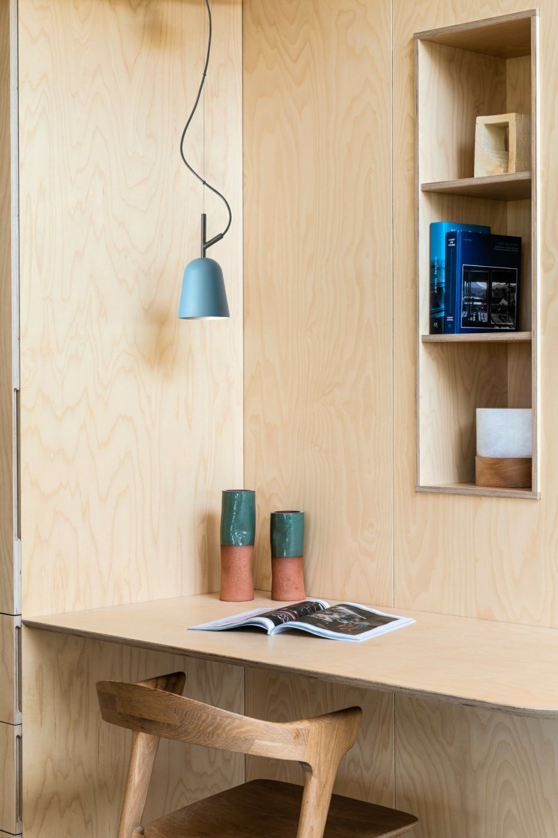 Studio Ø10 Azul Lámpas de techo De Faro Barcelona - Studio se integra a la perfecci&oacute;n tanto en espacios modernos como en oficinas de dise&ntilde;o, combinando funcionalidad y est&eacute;tica.