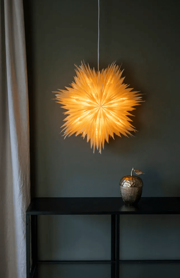 Estrella De Papel Ø60 Oro De Konstsmide - Ilumina la oscuridad de diciembre con esta hermosa estrella de papel en tono dorado.