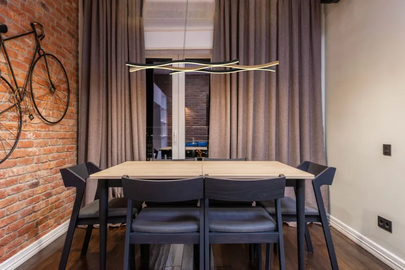Geronimo 108cm Naturaleza Lámpas de techo De Globo Lighting - Den mattsvarta metall- och aluminiumstommen, kompletterad med tr&auml;liknande dekorationer och en opalf&auml;rgad plastsk&auml;rm, ger en stilren och harmonisk estetik.
