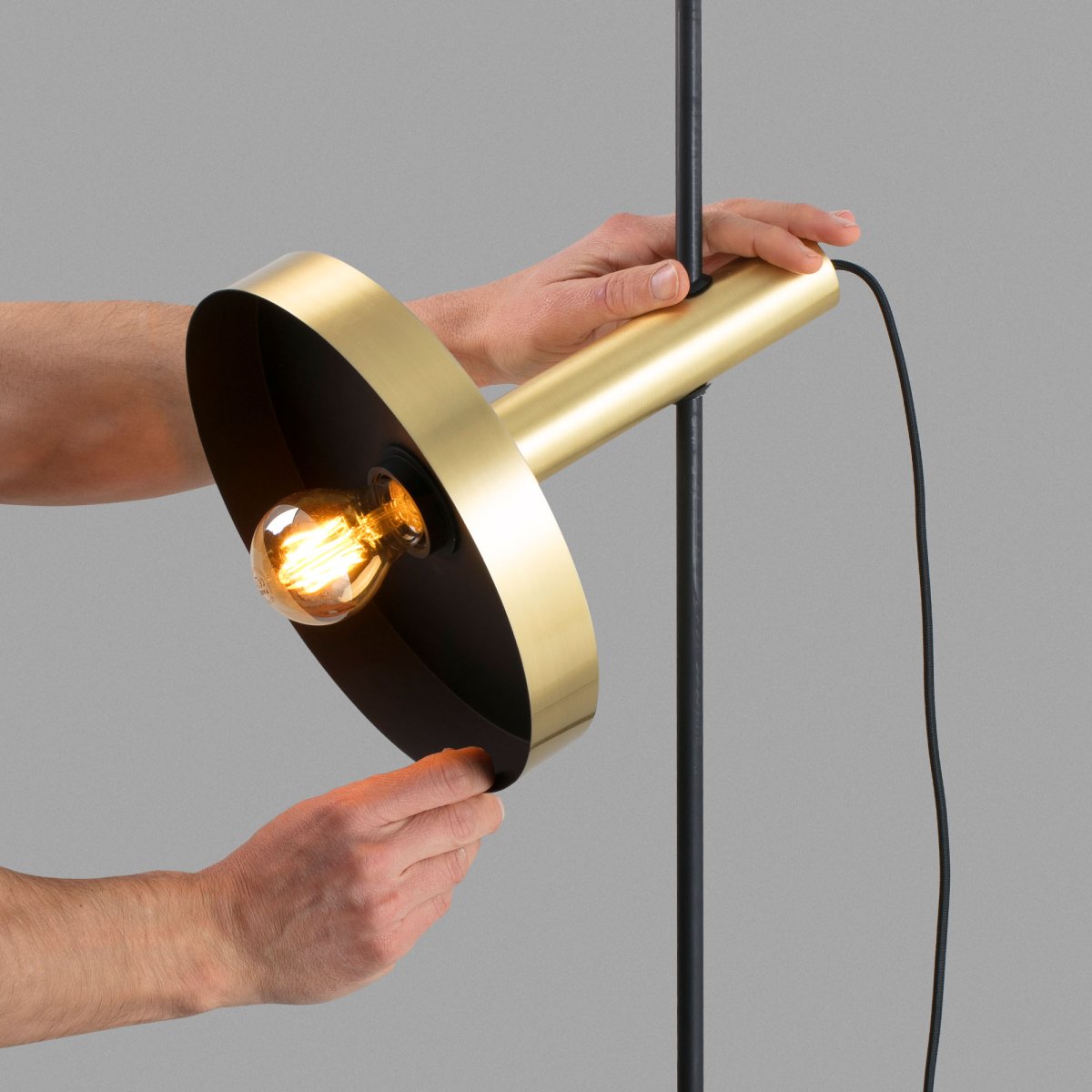 Whizz 120cm Oro Lámpas de techo De Faro Barcelona - Whizz es una serie de iluminaci&oacute;n de dise&ntilde;o de Christoph Friedrich Wagner, conocida por su moderna combinaci&oacute;n de oro satinado y negro.