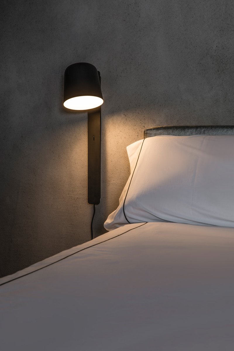 Tila 46cm Negro lámpara de lectura De Faro Barcelona - Su estructura de acero negro de estilo n&oacute;rdico no solo alberga una fuente de luz de ajuste continuo, sino que tambi&eacute;n sirve como pr&aacute;ctico estante para libros o revistas.