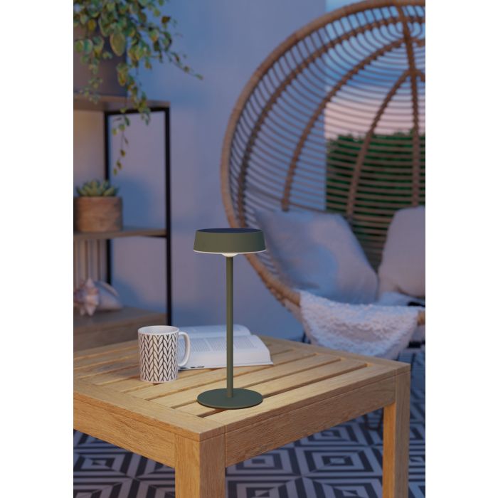 Simeri 30cm Verde lámpara solar De Eglo - Simeri es una elegante lámpara de mesa que funciona con energía solar y que combina forma y función para uso en interiores y exteriores.